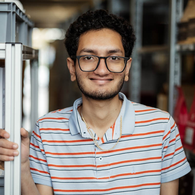 Manthan, Mitarbeiter Versand bei Espresso International